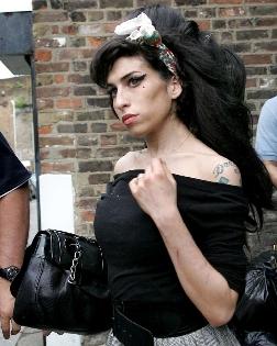 C 2 articolo 1102255 imagepp Amy Winehouse, per il fratello è morta per bulimia