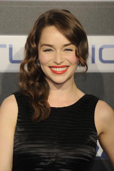 Emilia+Clarke+Long+Hairstyles+Side+Sweep+fJ6UZ-c9W0xl