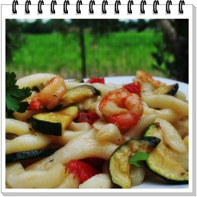 Strozzapreti con gamberetti, zucchine e pomodorini