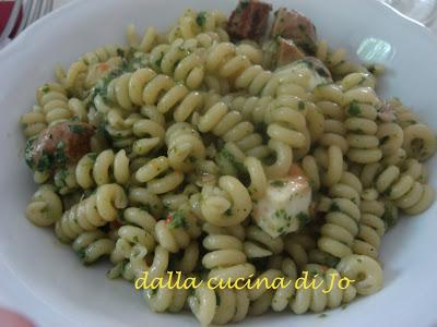 Fusilli bucati corti, salamella, provola e pesto di rucola