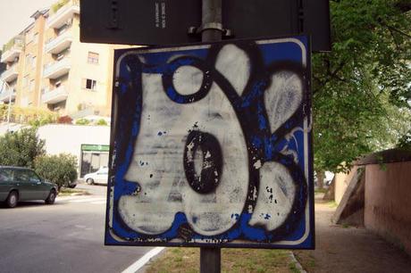 L'ATTRAVERSAMENTO PEDONALE DAVANTI A VILLA PAMPHILI: COMPLETAMENTE OSCURATO DAI MODERNI UNNI CON LA BOMBOLETTA!