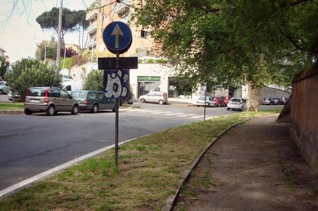 L'ATTRAVERSAMENTO PEDONALE DAVANTI A VILLA PAMPHILI: COMPLETAMENTE OSCURATO DAI MODERNI UNNI CON LA BOMBOLETTA!