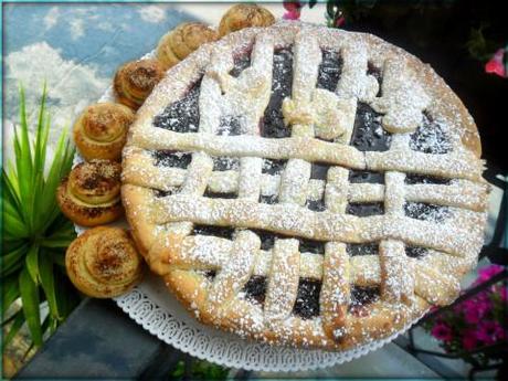 Ecco la nostra bella e morbida crostata :) di ciliegie  se gradite cospargete di zucchero a velo.