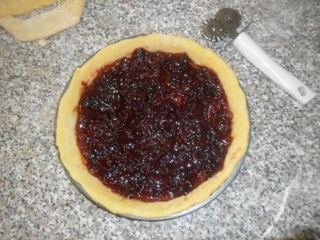 Versate la marmellata all'interno della crostata