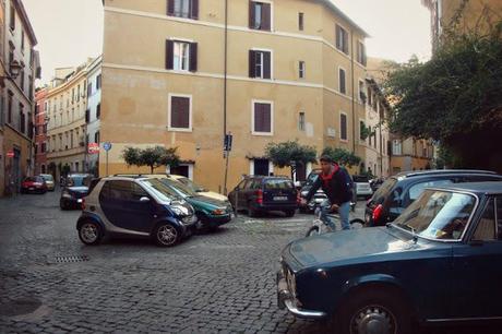 TRASTEVERE, ANCORA STRADINE E PIAZZETTE TRASFORMATE IN GARAGE: ROMA E' L'UNICA UNICA CITTA' AL MONDO A NON AVERE IL SUO CENTRO STORICO PEDONALIZZATO!