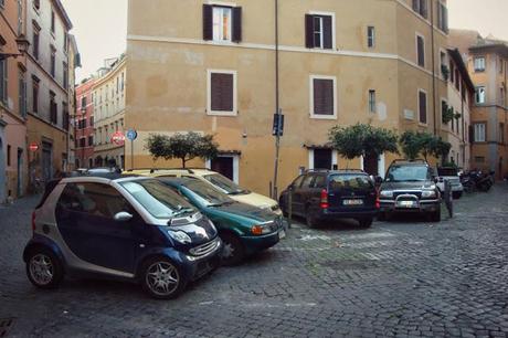 TRASTEVERE, ANCORA STRADINE E PIAZZETTE TRASFORMATE IN GARAGE: ROMA E' L'UNICA UNICA CITTA' AL MONDO A NON AVERE IL SUO CENTRO STORICO PEDONALIZZATO!