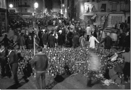 le-10-mai-une-barricade-de-paves19300_43891.1211439767