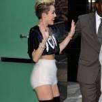 Miley Cyrus, supertacchi con stivaloni e short bianchi05