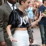 Miley Cyrus, supertacchi con stivaloni e short bianchi06