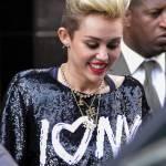 Miley Cyrus, supertacchi con stivaloni e short bianchi02