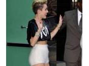 Miley Cyrus, supertacchi stivaloni short bianchi