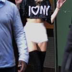 Miley Cyrus, supertacchi con stivaloni e short bianchi03