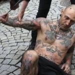 Praga, animalisti si fanno marchiare a fuoco per protesta05