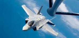 Un F35 si appresta a essere rifornito in volo Photo MSgt John Nimmo Sr., US Air Force