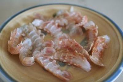 scampi marinati per cestino di riso venere con pesce spada e scampi 