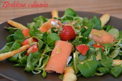 Insalata con salmone, fragole e lingue di gatto salate