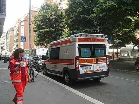 Le ambulanze di Pietralata e i volontari gli habitué della doppia fila. Chissà se sanno quanti incidenti (che richiedono ambulanze) la doppia fila genera all'anno...