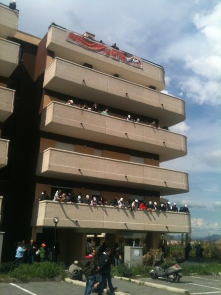 La bizzarra sensazione di aver preso casa e di vedere che i tuoi vicini occupano, non pagano le bollette, se ne fregano del condominio...