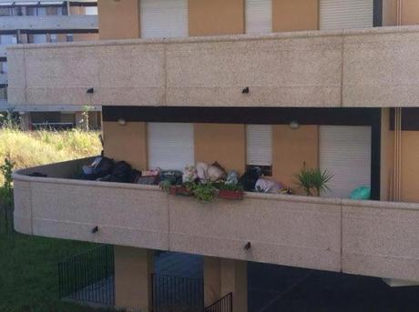 La bizzarra sensazione di aver preso casa e di vedere che i tuoi vicini occupano, non pagano le bollette, se ne fregano del condominio...