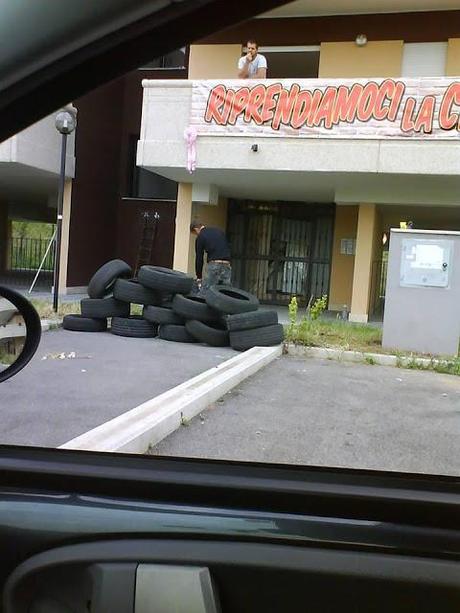 La bizzarra sensazione di aver preso casa e di vedere che i tuoi vicini occupano, non pagano le bollette, se ne fregano del condominio...