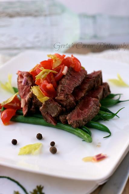 Entrecote argentina con insalata di pomodori e foglie di sedano