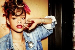 Il video da Youtube di Rihanna che colpisce un fan con il microfono