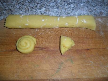 Fate un cilindro lungo con la pasta frolla tagliate a cubetti.