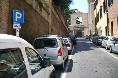 LICENZA DI MORIRE ARROTATO, COL BENESTARE DEL COMUNE! MARCIAPIEDI FUORI USO PE FA' PARCHEGGIA' LE MAGHINE