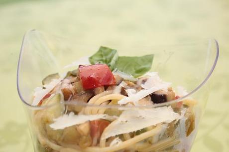 Spaghetti con melanzane, zucchine e pomodorini con provola affumicata fusa e crumble di mandorle