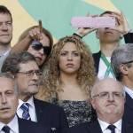 Shakira se la ride sugli spalti04