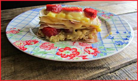 sfoglie croccanti con fragole, crema al pistacchio e alla mandorla