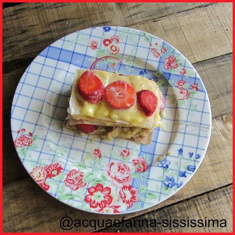 sfoglie croccanti con fragole, crema al pistacchio e alla mandorla