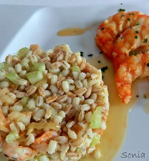 Tortino di insalata di orzo e farrro con sedano e gamberi