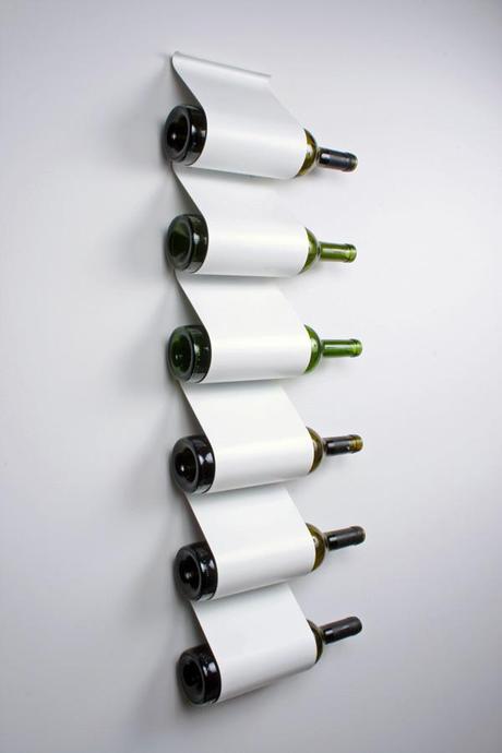 PRODUCT DESIGN | Wine Rack, una bottiglia di vino tra fogli di lamiere