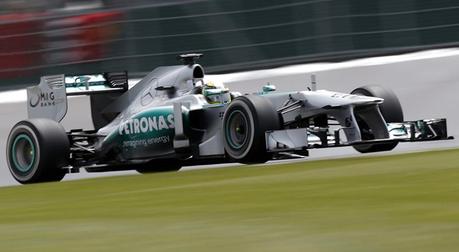 Rosberg vince un esplosivo GP di Silverstone davanti a Webber e Alonso. Ko per Vettel e la Pirelli