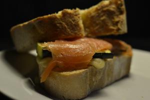 panino al salmone norvegese e fonduta di asiago affumicata al tè