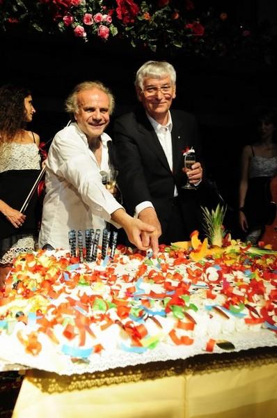 jerry cala taglia torta del suo compleanno in capannina con Guidi