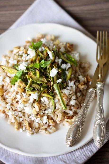 farro 940x1410 Insalata di farro con zucchine e feta