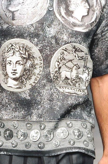 STAMPE CON SOGGETTI MITOLOGICI E DIVINITA' GRECHE NELLA COLLEZIONE UOMO S/S 2014 DI DOLCE & GABBANA