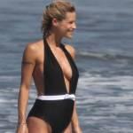 Michelle Hunziker, incinta, fisico mozzafiato al mare (foto)