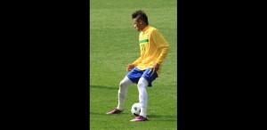 Neymar in azione. Foto  Ronnie Macdonald, licenza CC BY