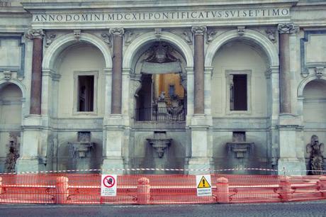 CLAMOROSO: SONO INIZIATI I LAVORI DI RIPRISTINO DELLA BALAUSTRA DELLA FONTANA DELL'ACQUA PAOLA! IN COMPENSO IL POLLAIO AL GIANICOLO STA ANCORA LI'...