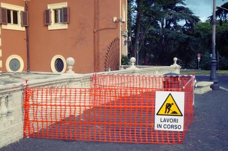 CLAMOROSO: SONO INIZIATI I LAVORI DI RIPRISTINO DELLA BALAUSTRA DELLA FONTANA DELL'ACQUA PAOLA! IN COMPENSO IL POLLAIO AL GIANICOLO STA ANCORA LI'...