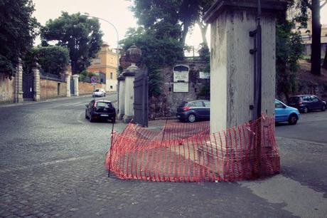 CLAMOROSO: SONO INIZIATI I LAVORI DI RIPRISTINO DELLA BALAUSTRA DELLA FONTANA DELL'ACQUA PAOLA! IN COMPENSO IL POLLAIO AL GIANICOLO STA ANCORA LI'...