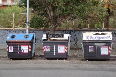 SIAMO RIMASTI AL MEDIOEVO! ANCORA COI PRIMITIVI BIDONI DELLA MONNEZZA, PERALTRO DEVASTATI DA VANDALI, TAGGAROLI E TRASLOCATORI RUMENI...
