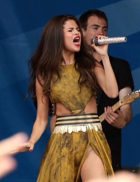 selena-gomez-boston-1