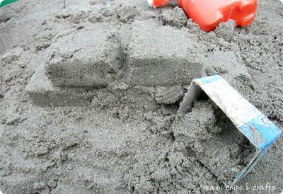 Costruire un muro di sabbia con un succo di frutta