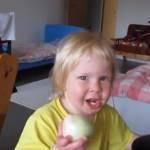Bambina russa mangia le cipolle per merenda (Video)