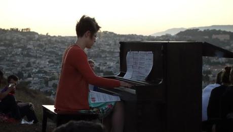 Un pianoforte abbandonato sulle colline di San Francisco