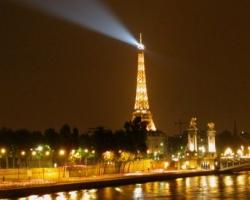 Parigi spegne le luci, per non sprecare energia